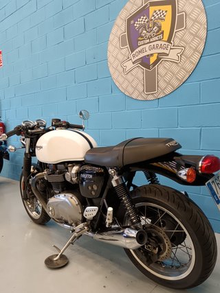 Triumph Thruxton 1200 Negra y Blanca