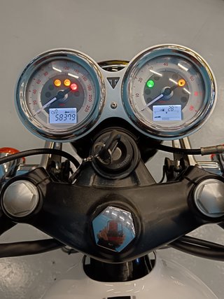 Triumph Thruxton 1200 Negra y Blanca
