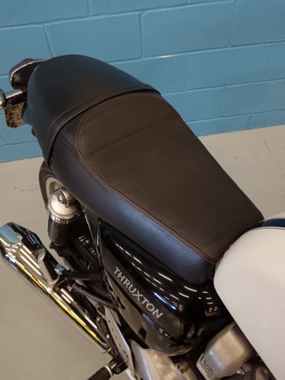 Triumph Thruxton 1200 Negra y Blanca