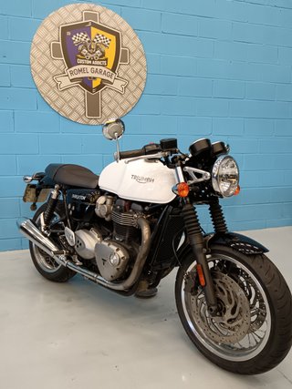 Triumph Thruxton 1200 Negra y Blanca