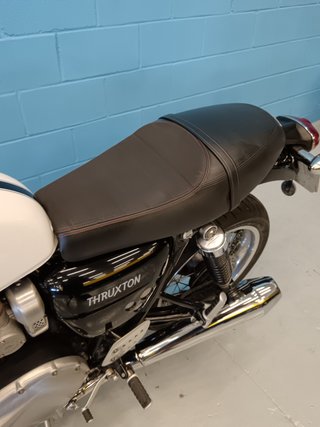 Triumph Thruxton 1200 Negra y Blanca