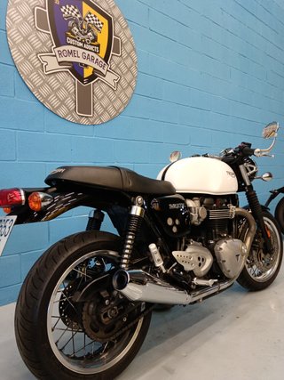 Triumph Thruxton 1200 Negra y Blanca