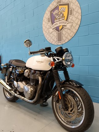 Triumph Thruxton 1200 Negra y Blanca