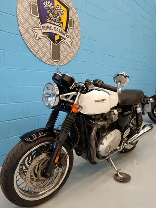 Triumph Thruxton 1200 Negra y Blanca