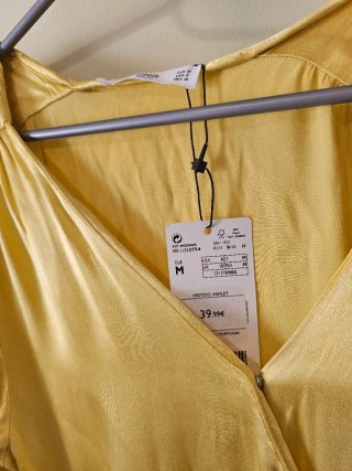 Vestido amarillo satinado cruzado