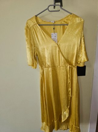 Vestido amarillo satinado cruzado
