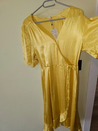 Vestido amarillo satinado cruzado