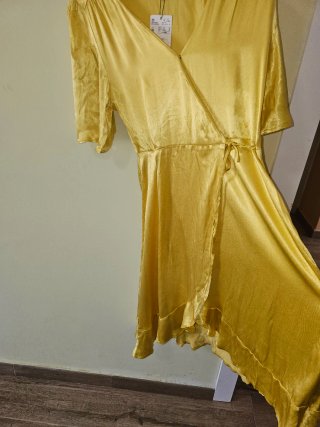 Vestido amarillo satinado cruzado