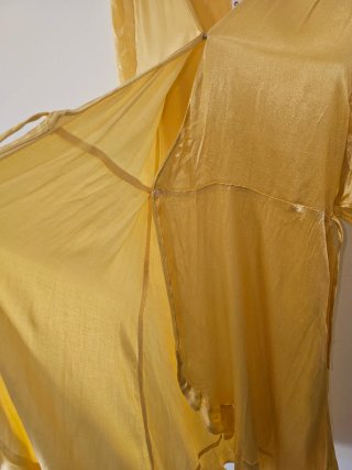 Vestido amarillo satinado cruzado
