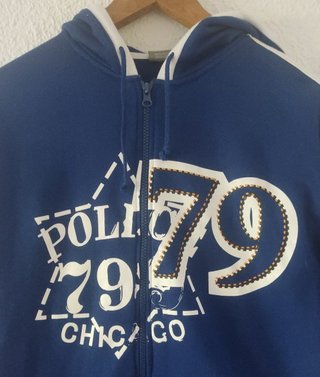 SUDADERA AZUL CON CREMALLERA Y CAPUCHA.