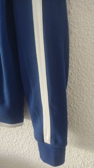 SUDADERA AZUL CON CREMALLERA Y CAPUCHA.