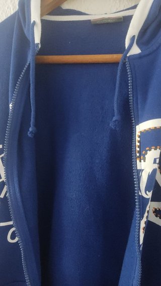 SUDADERA AZUL CON CREMALLERA Y CAPUCHA.