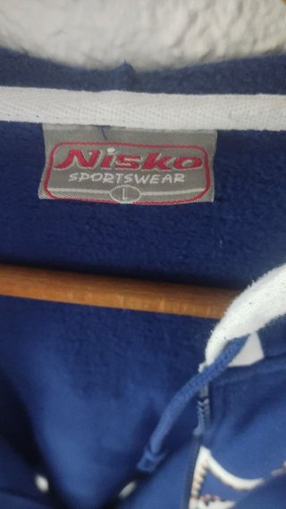 SUDADERA AZUL CON CREMALLERA Y CAPUCHA.