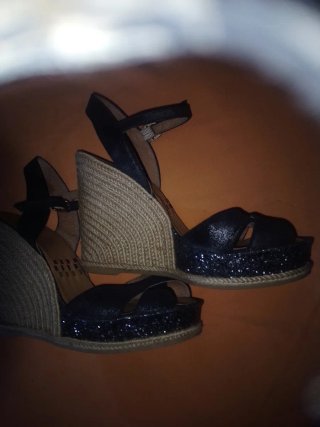 Sandalias cuña Casteller negras y doradas
