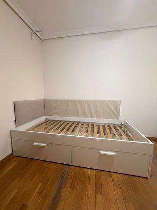Letto nido beige e bianco con cassetti