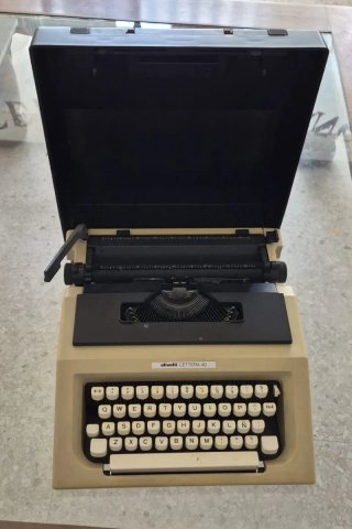 Máquina de escribir Olivetti Lettera 40