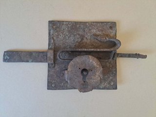 Cerradura antigua de metal con llave