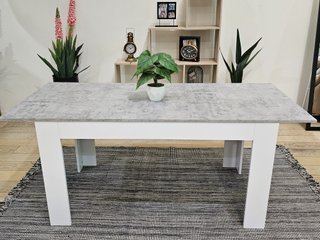 Mesa extensible gris con 6 sillas blancas