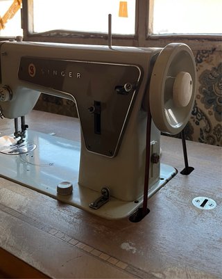 Máquina de coser Singer con mueble original.