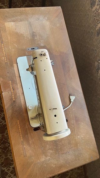 Máquina de coser Singer con mueble original.