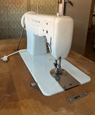 Máquina de coser Singer con mueble original.