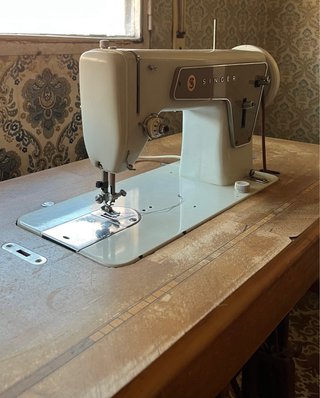 Máquina de coser Singer con mueble original.