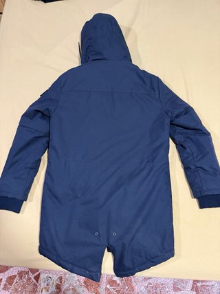 Abrigo azul oscuro con capucha