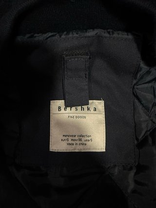 Abrigo azul oscuro con capucha