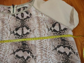 Blusa con estampado de serpiente