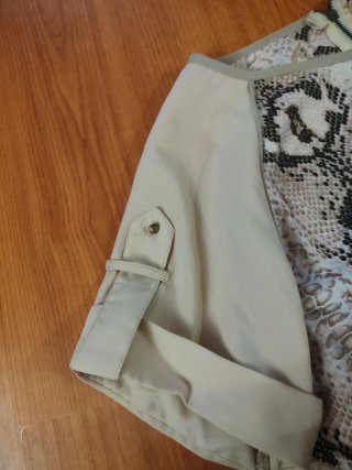 Blusa con estampado de serpiente