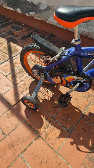 Bicicleta infantil azul con ruedines