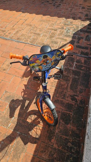 Bicicleta infantil azul con ruedines