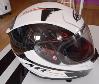 Cascos de moto negro y rojo con auricular y blanco