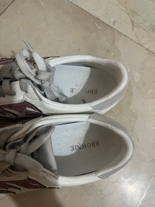 Zapatillas Brownie Blancas con Detalles Rosas