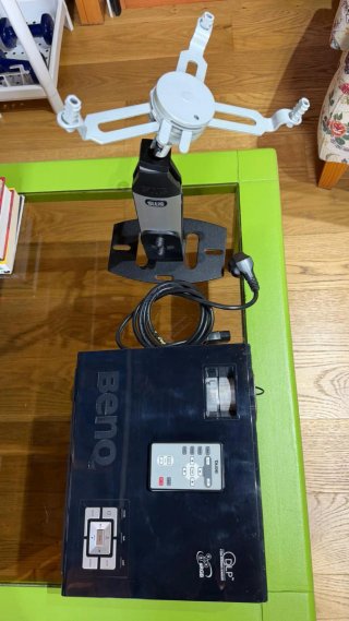 Projector BenQ MP610 amb suport de sostre inclos