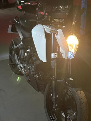 KTM Duke Negra y Blanca