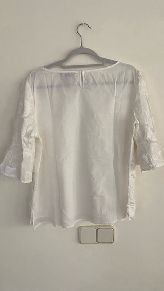 Blusa blanca bordada con flores manga francesa 3/4