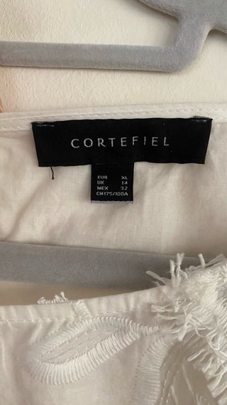 Blusa blanca bordada con flores manga francesa 3/4