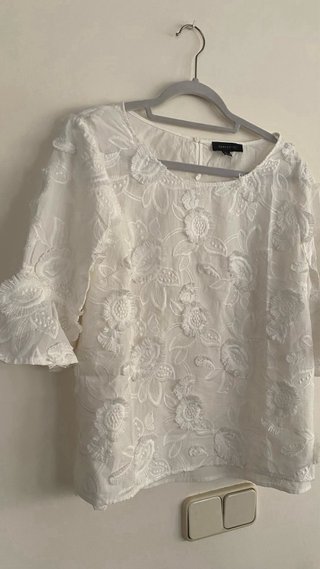 Blusa blanca bordada con flores manga francesa 3/4