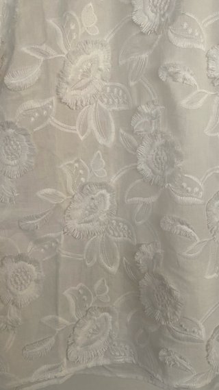 Blusa blanca bordada con flores manga francesa 3/4