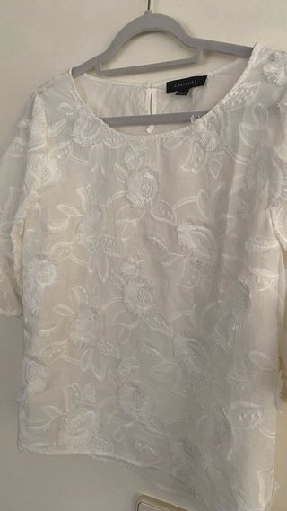 Blusa blanca bordada con flores manga francesa 3/4