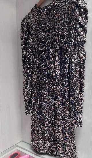 Vestido de lentejuelas negro y plateado