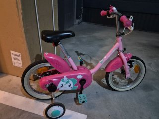 Bicicleta infantil rosa con ruedines