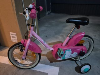 Bicicleta infantil rosa con ruedines