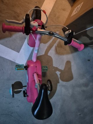 Bicicleta infantil rosa con ruedines