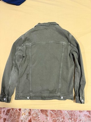 Chaqueta vaquera verde estilo desgastado