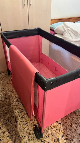 Cuna de viaje rosa con colchón