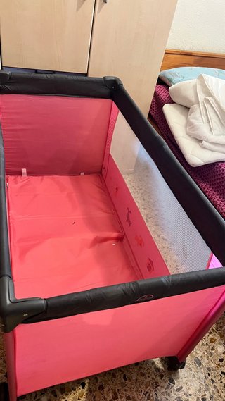 Cuna de viaje rosa con colchón