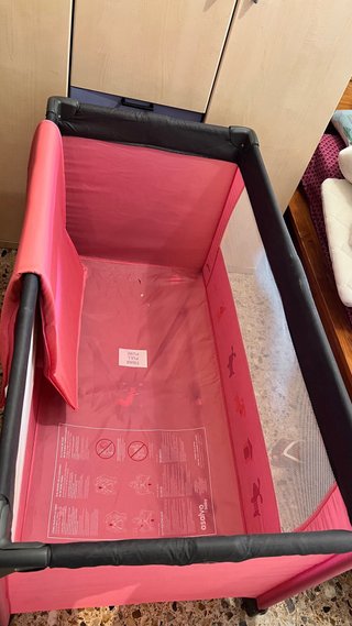 Cuna de viaje rosa con colchón