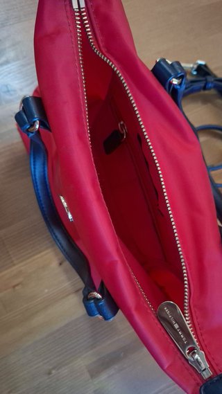 Bolso Tommy Hilfiger bandolera y mano en rojo